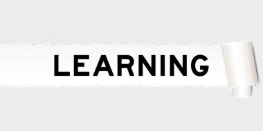 Kelime öğrenmeyi yırtık bölümün altında tutan yırtık gri kağıt arkaplan