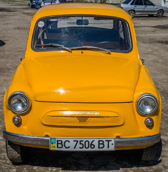 Vecchia piccola marca di auto d'epoca Zaporozhets ZAZ giallo sul salone auto retrò — Foto Stock