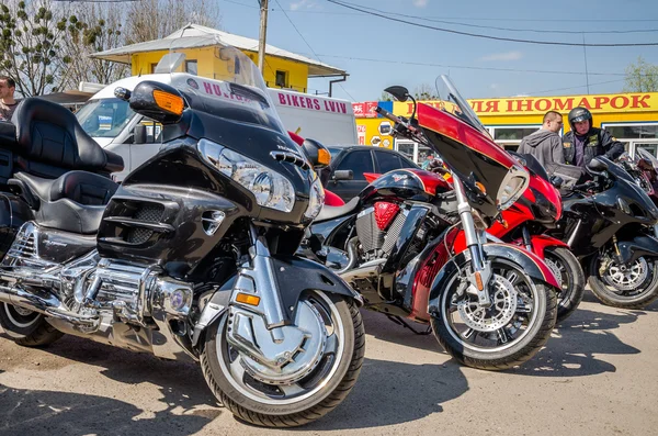 Negro cromo Harley Davidson motocicletas y otras motocicletas deportivas en el estacionamiento de los miembros del club de motociclistas de Ucrania, Lviv — Foto de Stock