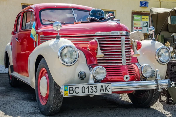 LVIV, UCRÂNIA - ABRIL, 2016: Velho carro retro vintage com peças cromadas — Fotografia de Stock