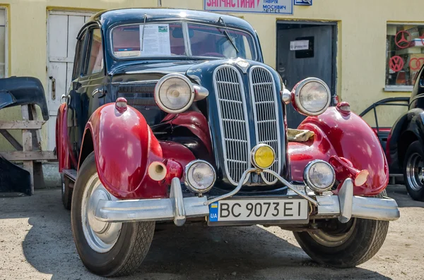 LVIV, UKRAINE - AVRIL, 2016 : Ancienne voiture rétro vintage avec pièces chromées — Photo