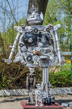 Lviv, Ukrayna - Nisan, 2016: Robotlar değişik yerlerinde eski arabalar çöpe toplanan yapılır