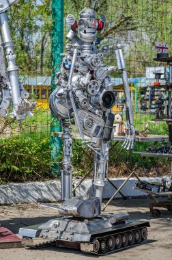 Lviv, Ukrayna - Nisan, 2016: Robotlar değişik yerlerinde eski arabalar çöpe toplanan yapılır