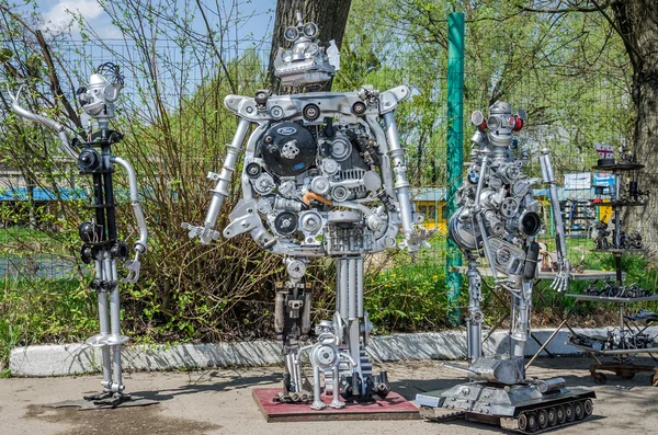 Lviv, Ukrayna - Nisan, 2016: Robotlar değişik yerlerinde eski arabalar çöpe toplanan yapılır