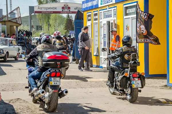 Lviv, Ukrayna - Nisan, 2016: siyah deri ceket içinde bayraklar ile onların motosiklet sürme motorcu