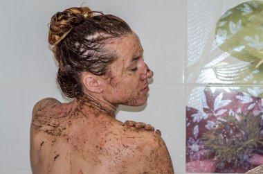 Yüz genç güzel seksi kız banyo spa yordamlarda çıplak alır uzun saçlı kızla, kahve cilt sağlığı için koruyucu maske sağlık ele