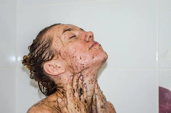 顔風呂スパの手順で裸長い髪の少女と若い美しいセクシーな女の子, のウェルネス対処肌の健康のためのコーヒーの防護マスク — ストック写真