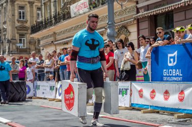 Lviv, Ukrayna - Haziran 2016: Diktatör bir büyük şişirilmiş metal gövdeli ağır bavul taşır