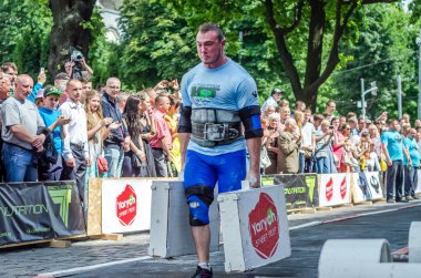 Lviv, Ukrayna - Haziran 2016: Diktatör bir büyük şişirilmiş metal gövdeli ağır bavul taşır