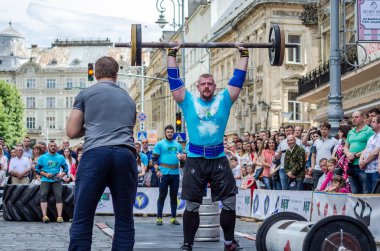 Lviv, Ukrayna - Haziran 2016: atletik vücut üzerinde bir şehir sokak ağır halter kaldırma ile şişirilmiş atlet diktatör