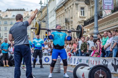 Lviv, Ukrayna - Haziran 2016: atletik vücut üzerinde bir şehir sokak ağır halter kaldırma ile şişirilmiş atlet diktatör