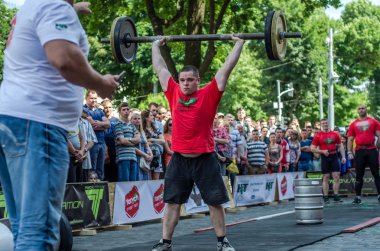 Lviv, Ukrayna - Haziran 2016: atletik vücut üzerinde bir şehir sokak ağır halter kaldırma ile şişirilmiş atlet diktatör