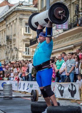 Lviv, Ukrayna - Haziran 2016: atletik vücut üzerinde bir şehir sokak ağır halter kaldırma ile şişirilmiş atlet diktatör