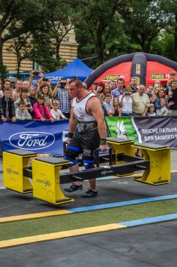 Lviv, Ukrayna - Temmuz 2016: Heavy metal tasarım yarışmaları dünya güçlü ekibi hevesli dinleyiciler önce güçlü atlet vücut geliştirmeci diktatör taşır