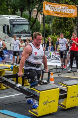 Lviv, Ukrayna - Temmuz 2016: Heavy metal tasarım yarışmaları dünya güçlü ekibi hevesli dinleyiciler önce güçlü atlet vücut geliştirmeci diktatör taşır