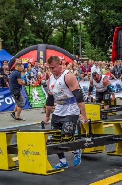 Lviv, Ukrayna - Temmuz 2016: Heavy metal tasarım yarışmaları dünya güçlü ekibi hevesli dinleyiciler önce güçlü atlet vücut geliştirmeci diktatör taşır