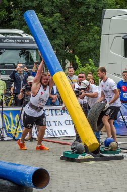 Lviv, Ukrayna - Temmuz 2016: Heavy metal tasarım yarışmaları dünya güçlü ekibi hevesli dinleyiciler önce güçlü atlet vücut geliştirmeci diktatör taşır