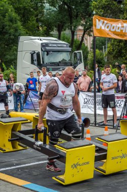 Lviv, Ukrayna - Temmuz 2016: Heavy metal tasarım yarışmaları dünya güçlü ekibi hevesli dinleyiciler önce güçlü atlet vücut geliştirmeci diktatör taşır