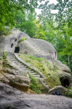 Merdiven, kapı ve pencereleri Karpat eteklerinde Rozhirche mağara manastırdaki taşla Odalar oyulmuş