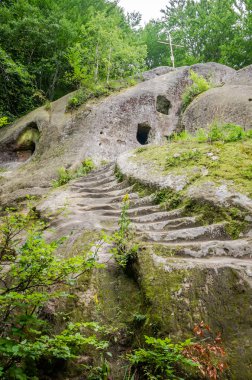 Merdiven, kapı ve pencereleri Karpat eteklerinde Rozhirche mağara manastırdaki taşla Odalar oyulmuş