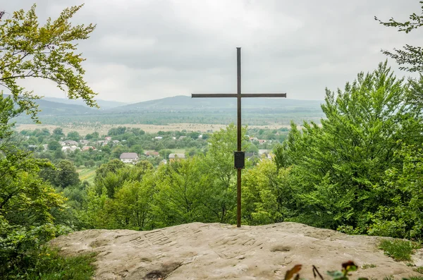 Krzyż na klasztoru jaskini góry u podnóża Karpat Rozhurcze — Zdjęcie stockowe