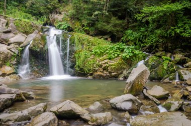 Dağ nehir şelale ve Lviv yakınındaki Skole Beskids milli parkta taşlara