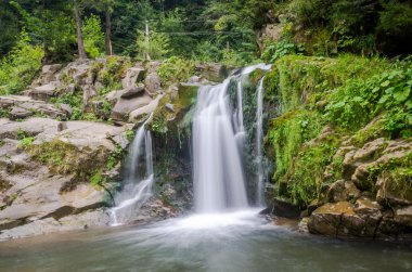 Dağ nehir şelale ve Lviv yakınındaki Skole Beskids milli parkta taşlara