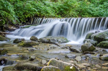 Shipot şelale bir dağ nehir taşları ve Ukraynaca Karpatlar kayalarda arasında üzerinde