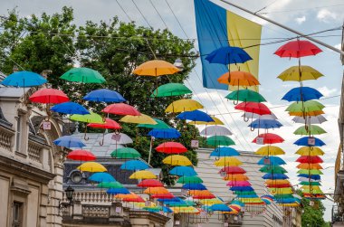 Çok renkli şemsiyeler kasabada asılı