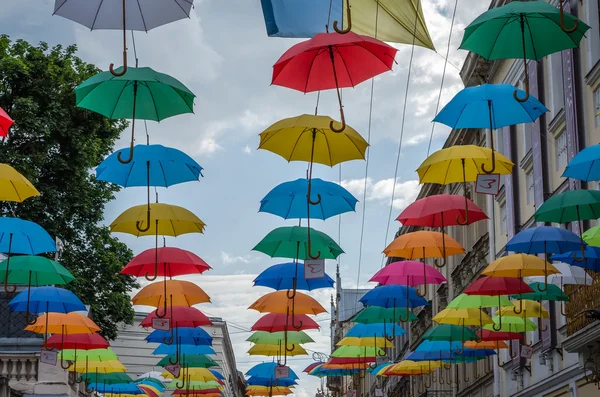 Wielobarwne parasole wiszące w mieście — Zdjęcie stockowe