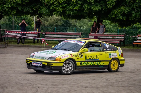 LVIV, UCRÂNIA - JUNHO 2016: Competição em carros de corrida à deriva sintonizados no Parque da Cultura em Lviv — Fotografia de Stock