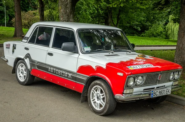 LVIV, UCRAINA - GIUGNO 2016: Concorso in auto da corsa alla deriva sintonizzate nel Parco della Cultura di Leopoli — Foto Stock