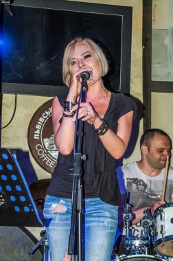 Seyirci önünde bir restoranda bir konser gerçekleştirmek kız şarkıcı
