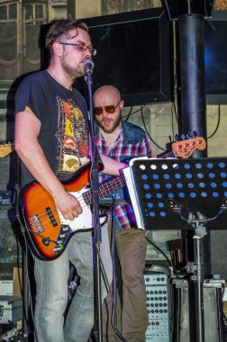 Gitarist Restoran seyirci önünde bir konserde gerçekleştirir