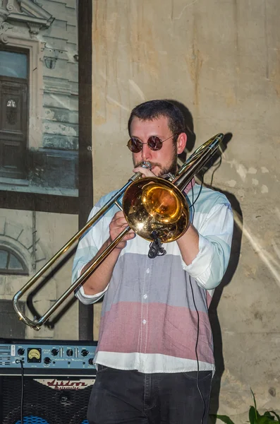 Трубач дает концерт в ресторане перед зрителями — стоковое фото