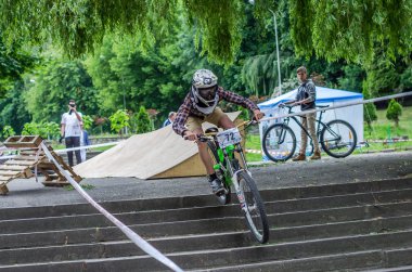 Lviv, Ukrayna - Mayıs 2016: Sporcu bir bisiklet kask üzerinde atlama yarışma yokuş aşağı hileci performans sırasında sıçrayan yüksek hızda yarış