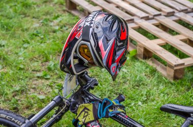 Lviv, Ukrayna - Mayıs 2016: Kask ve dağ bisikleti sporları gözlük