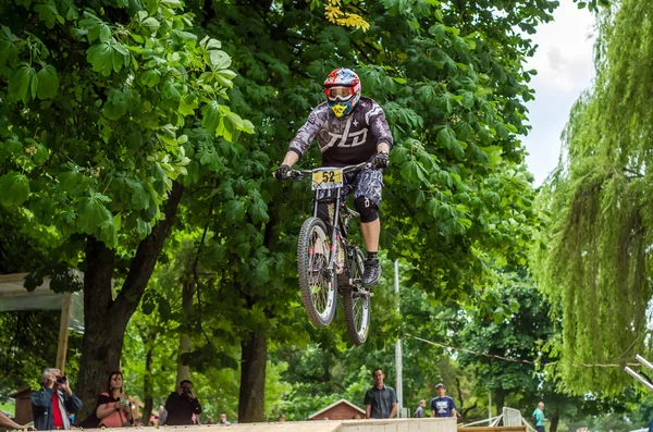 Lviv, Ukrajna - május 2016: A sportoló egy kerékpáros sisak versenyző a nagy sebességű pattogó jumping verseny alatt lefelé, teljesítő trükkök — Stock Fotó
