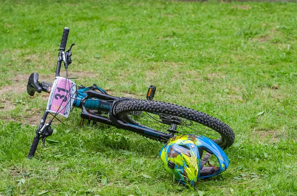 Lwów, Ukraina - maja 2016 roku: Kask i gogle na górskich rowerów sportowych — Zdjęcie stockowe