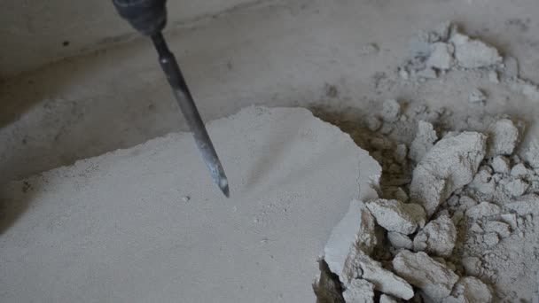 Operaio Spacca Pavimento Cemento Con Trapano Martello Elettrico — Video Stock