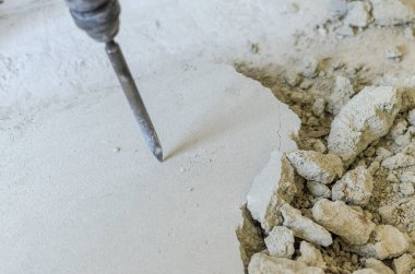 İşçi elektrikli çekiç matkabıyla beton zemini parçaladı