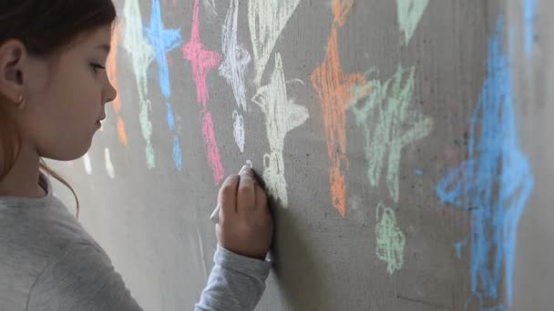 Kleines Mädchen Malt Mit Bunten Buntstiften Die Wand — Stockvideo