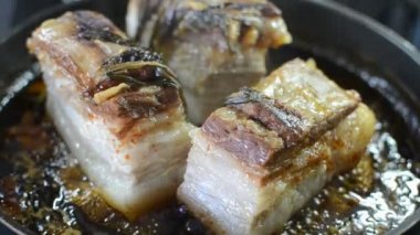 Tavada sosla kızartılmış domuz eti.