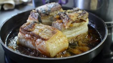 Tavada sosla kızartılmış domuz eti.