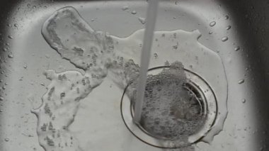 Musluk suyu lavaboya akıyor.
