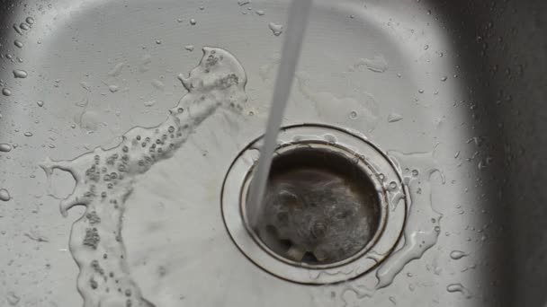 Acqua Del Rubinetto Scorre Lungo Lavandino Nello Scarico — Video Stock