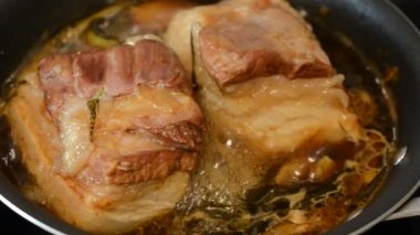 Tavada sosla kızartılmış domuz eti.
