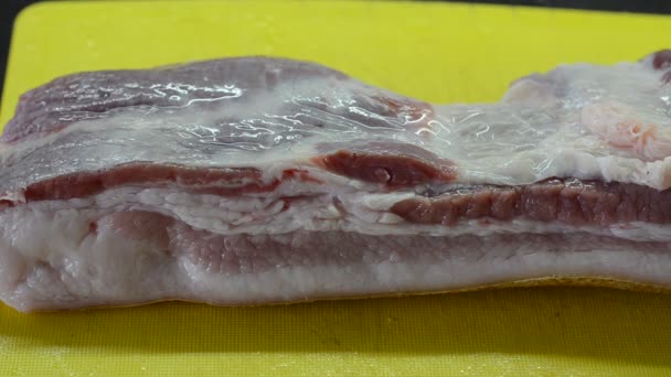 Chef Corta Vientre Cerdo Con Cuchillo Una Tabla Cortar — Vídeo de stock