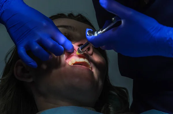 Dentista Uma Injeção Anestésica Gengivas Paciente Durante Tratamento Dentário — Fotografia de Stock