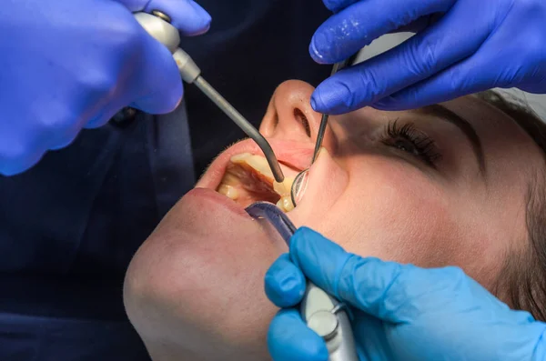 Médico Dentista Trata Los Dientes Mujer — Foto de Stock